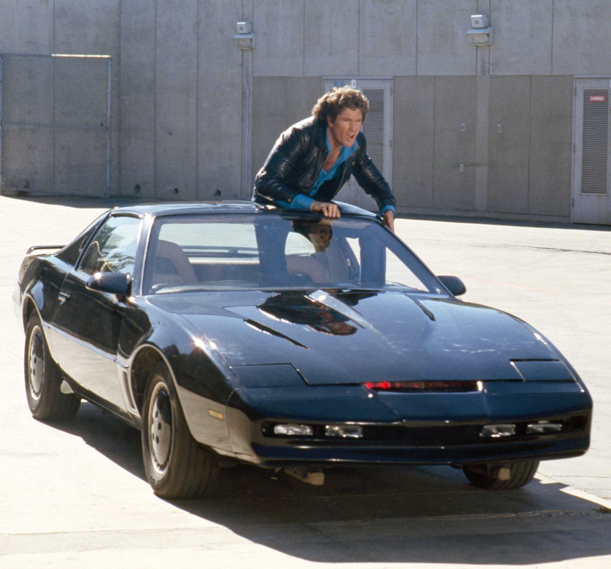 landofthe80s's tweet photo. On this date in 1986 “Knight Rider” aired its series finale. The iconic tv show aired a total of 90 episodes over 4 seasons. #80s #80stv https://t.co/kBau69gyDL