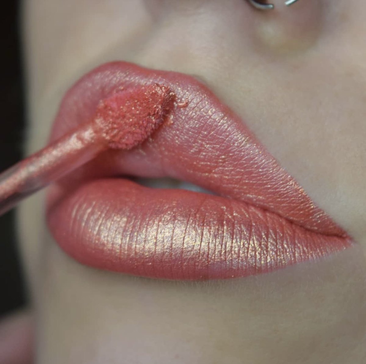 sugarpillmakeup's tweet photo. 🍨 @april_christinaa in Clockwork Liquid Lip Color makes us wanna eat a creamsicle bar! https://t.co/sxq2TOEx2k #sugarpill #corallipstick #festivalmakeup #ravemakeup #fairycore #metalliclipstick https://t.co/gh5uIiuGvQ