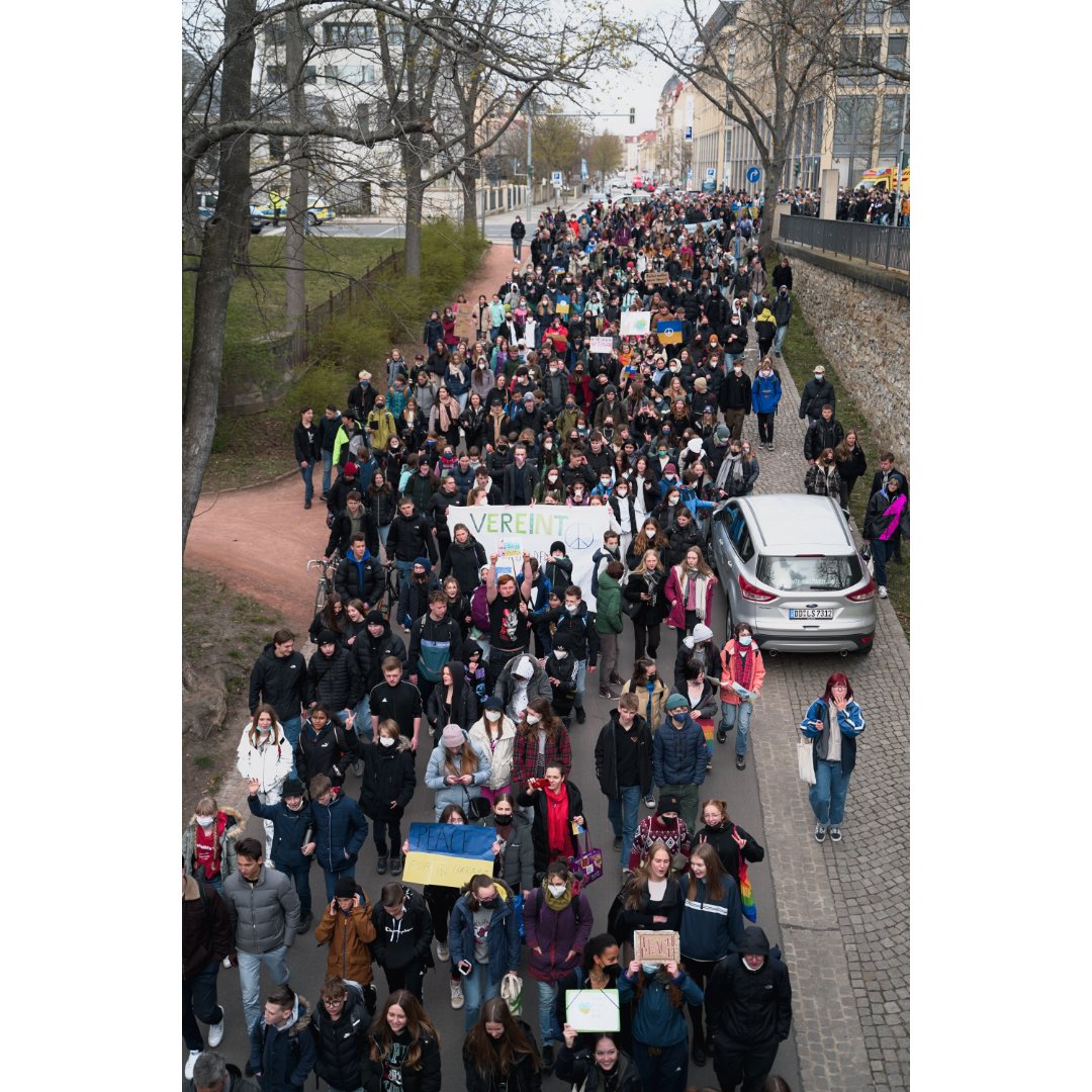 vuecritique's tweet photo. An den vergangenen Montagen traf man in #Dresden höchstens auf Russland-Fahnen - das änderten heute hunderte Schüler*innen und demonstrieren für Frieden in der Ukraine.
Doch in wenigen Stunden werden am gleichen Ort erneut dutzende Putin-Fanatiker*innen aufmarschieren.
#dd0404 https://t.co/V3X6viR2K5