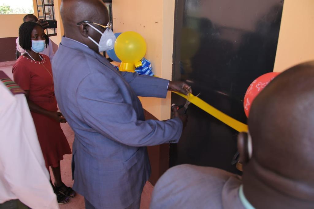 EduMinKenya's tweet photo. EDUCATION Cabinet Secretary Prof. George Magoha has commissioned new CBC juniour classroom at Kahugu-ini Boys High School in Gatundu South, Kiambu County. CS says 5000classrooms are complete for phase one.
#EducationReforms
#CBCInfrastructure https://t.co/efQMCjt6dH