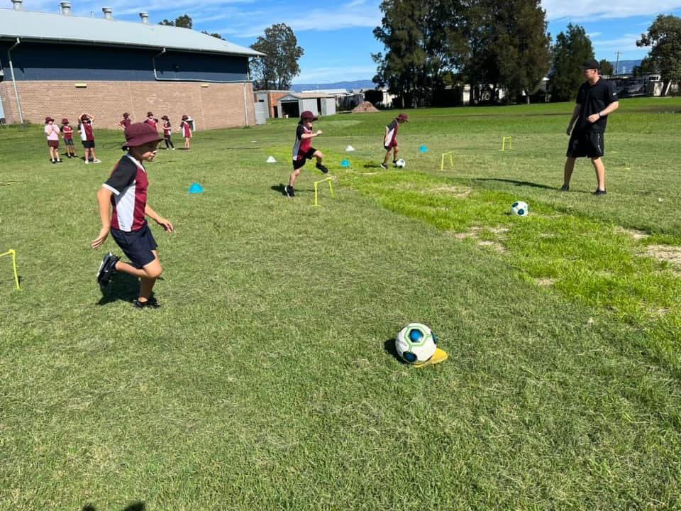 WindangPS's tweet photo. Sunshine, smiles, fun &amp; football drills was the order of the day! @NSWEducation https://t.co/gPXJdOqUP2