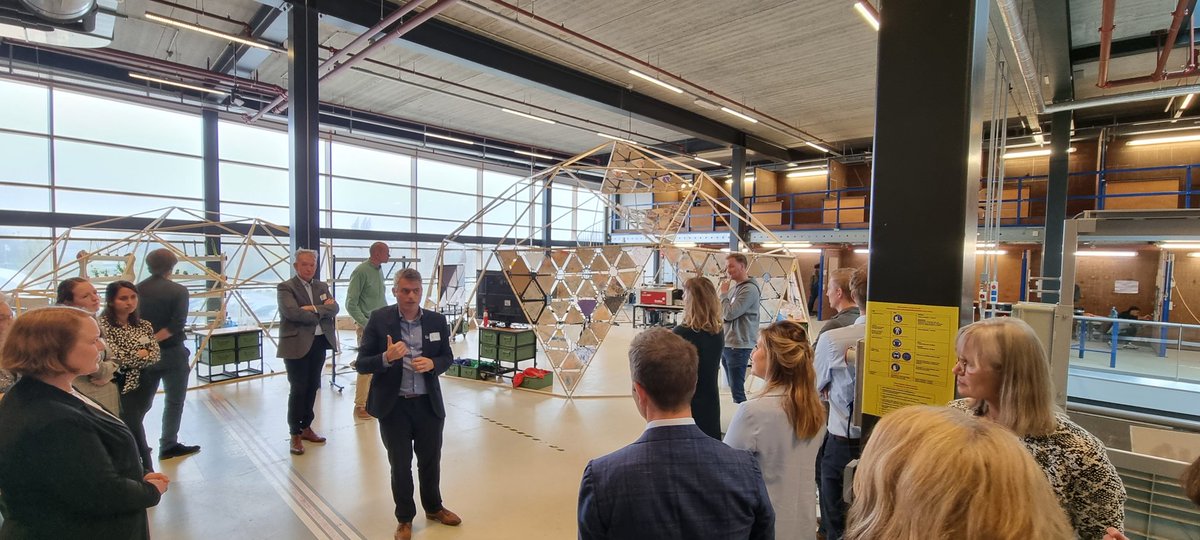 Collega's van de directie mbo en ho van <a href="/MinOCW/">Ministerie van Onderwijs, Cultuur en Wetenschap</a> zijn op werkbezoek bij <a href="/HOdrechtsteden/">Hoger Onderwijs Drechtsteden</a> en de <a href="/Duurzaamfabriek/">Duurzaamheidsfabriek</a>. <a href="/daniel_wortel/">Daniel Wortel</a> leidt ons rond en vertelt hoe je eigenlijk het meeste leert van projecten die niet lukken.