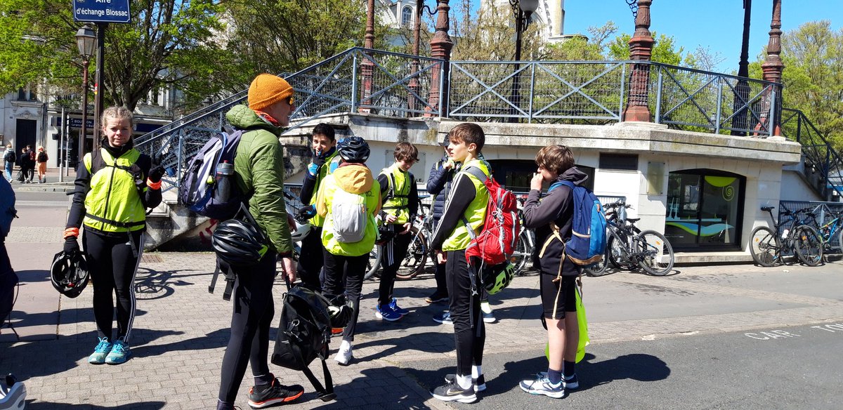 CBoildieu's tweet photo. C'est parti pour le défi scandibérique 🚴‍♀️ les élèves de @BedelCollege et de Pamplona ont pris leur vélo pour une visite de Châtellerault et une initiation à l'aviron. Merci au club d'aviron de Châtellerault😃 cet après-midi visite du théâtre Blossac @CAChatellerault @DaugeValerie https://t.co/AyqyvUCDP8
