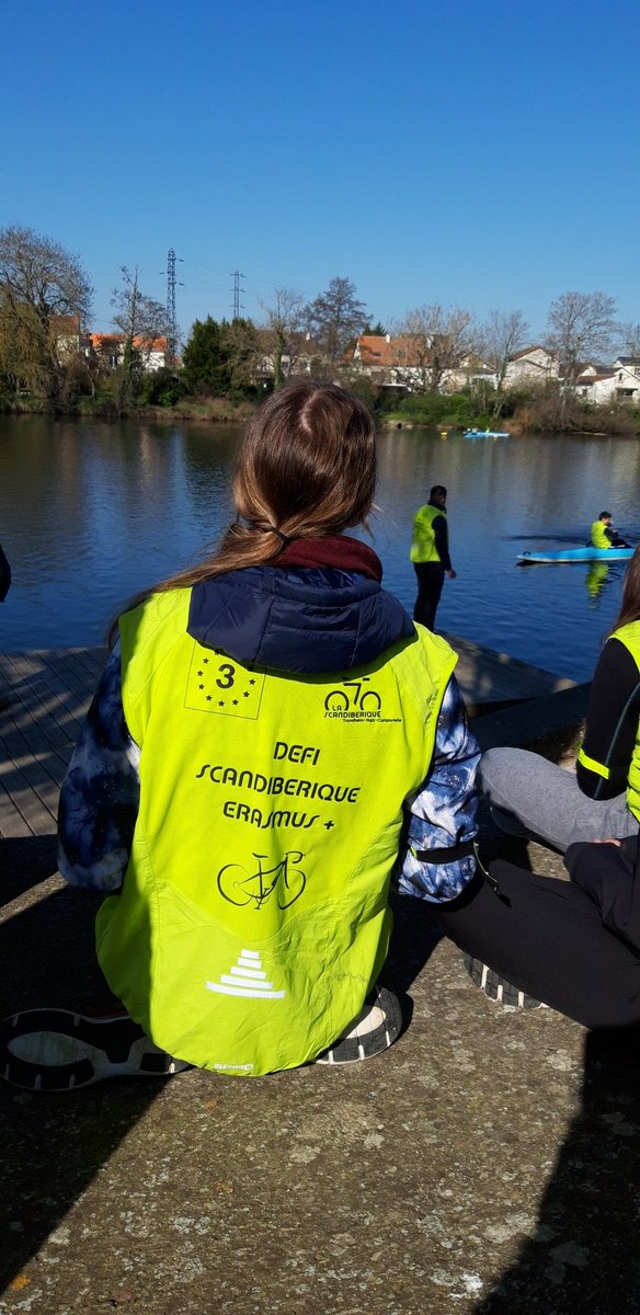 CBoildieu's tweet photo. C'est parti pour le défi scandibérique 🚴‍♀️ les élèves de @BedelCollege et de Pamplona ont pris leur vélo pour une visite de Châtellerault et une initiation à l'aviron. Merci au club d'aviron de Châtellerault😃 cet après-midi visite du théâtre Blossac @CAChatellerault @DaugeValerie https://t.co/AyqyvUCDP8
