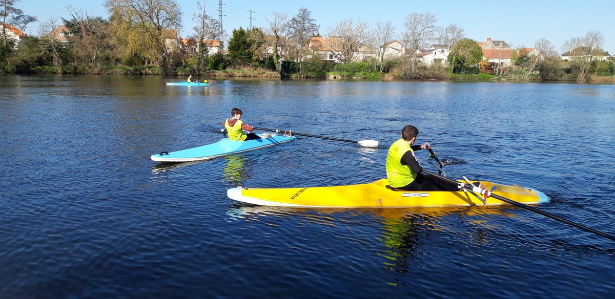 CBoildieu's tweet photo. C'est parti pour le défi scandibérique 🚴‍♀️ les élèves de @BedelCollege et de Pamplona ont pris leur vélo pour une visite de Châtellerault et une initiation à l'aviron. Merci au club d'aviron de Châtellerault😃 cet après-midi visite du théâtre Blossac @CAChatellerault @DaugeValerie https://t.co/AyqyvUCDP8