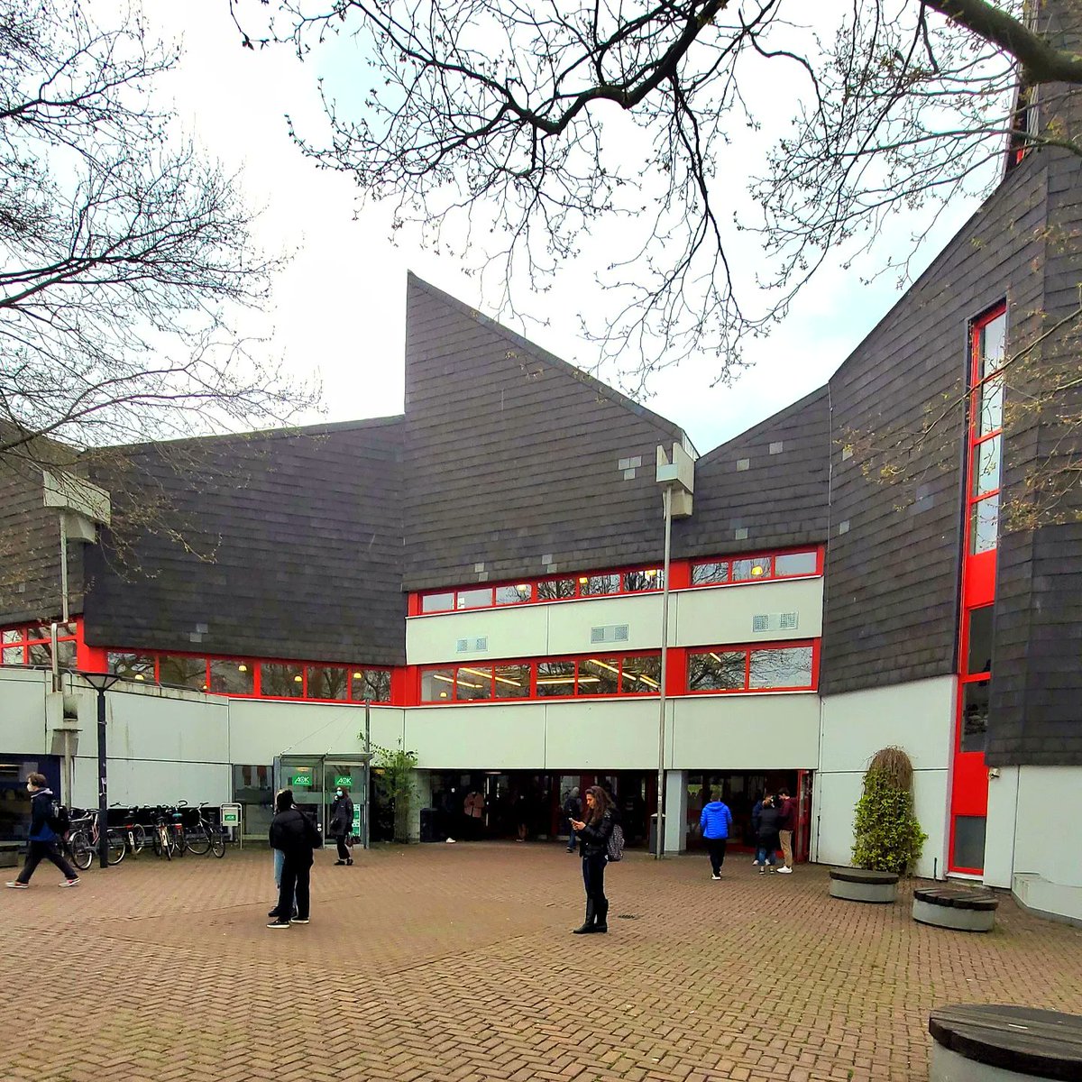 🍽 #Mensa ohne Limits! 🍨
Ab heute kann in allen Mensen und Cafeterien des Studierendenwerkes wieder uneingeschränkt "to-sit" geschlemmt werden. Das Studierendenwerk empfiehlt weiter dringend das Tragen einer Schutzmaske beim Bewegen innerhalb der Gebäude.