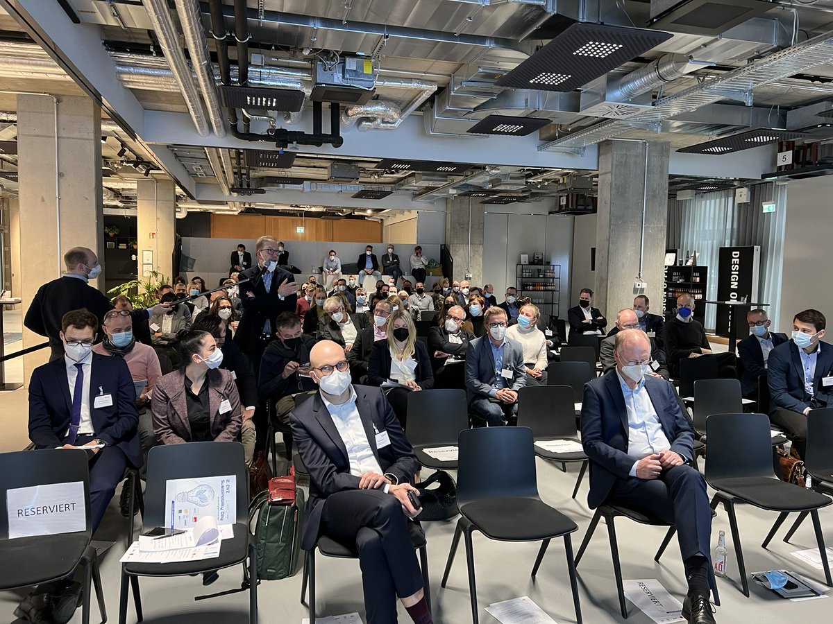 QuickJochen's tweet photo. Spannende Diskussionen und exzellenter Vortrag von #svenploeger heute auf dem 2. DVZ Sustainability Day in Düsseldorf! Als Kooperationspartner ist der @BwvlBonn dabei u. setzt sich gerade jetzt auch für Nachhaltigkeit ein,mit Maß u. Ziel in d. #Logistik #Sustainability @dvz_news https://t.co/4FiJF61UMe