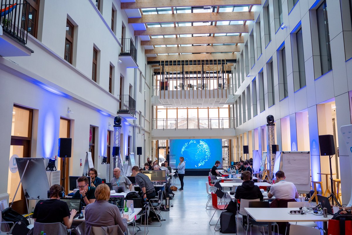 hackathongovpl's tweet photo. Przeżyjmy to jeszcze raz! Łapcie parę zdjęć z naszego weekendowego maratonu programowania.                                                          #hackathon #datathon #otwartedane #danegovpl https://t.co/9BKMT5HcJ2