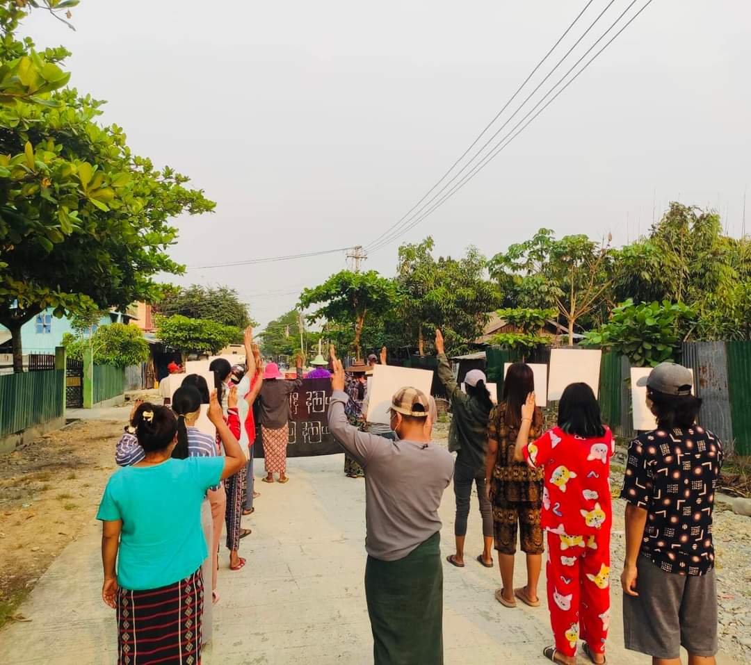 KaungKhantHto10's tweet photo. Anti-military Dictatorship marching rally was staged by locals in Kalay Town, Sagaing Division as 421st day of protest.

#2022Apr4Coup
#BURMAAct2021 #PressureCongress
#HearTheVoiceOfMyanmar https://t.co/LduJVJd0XU