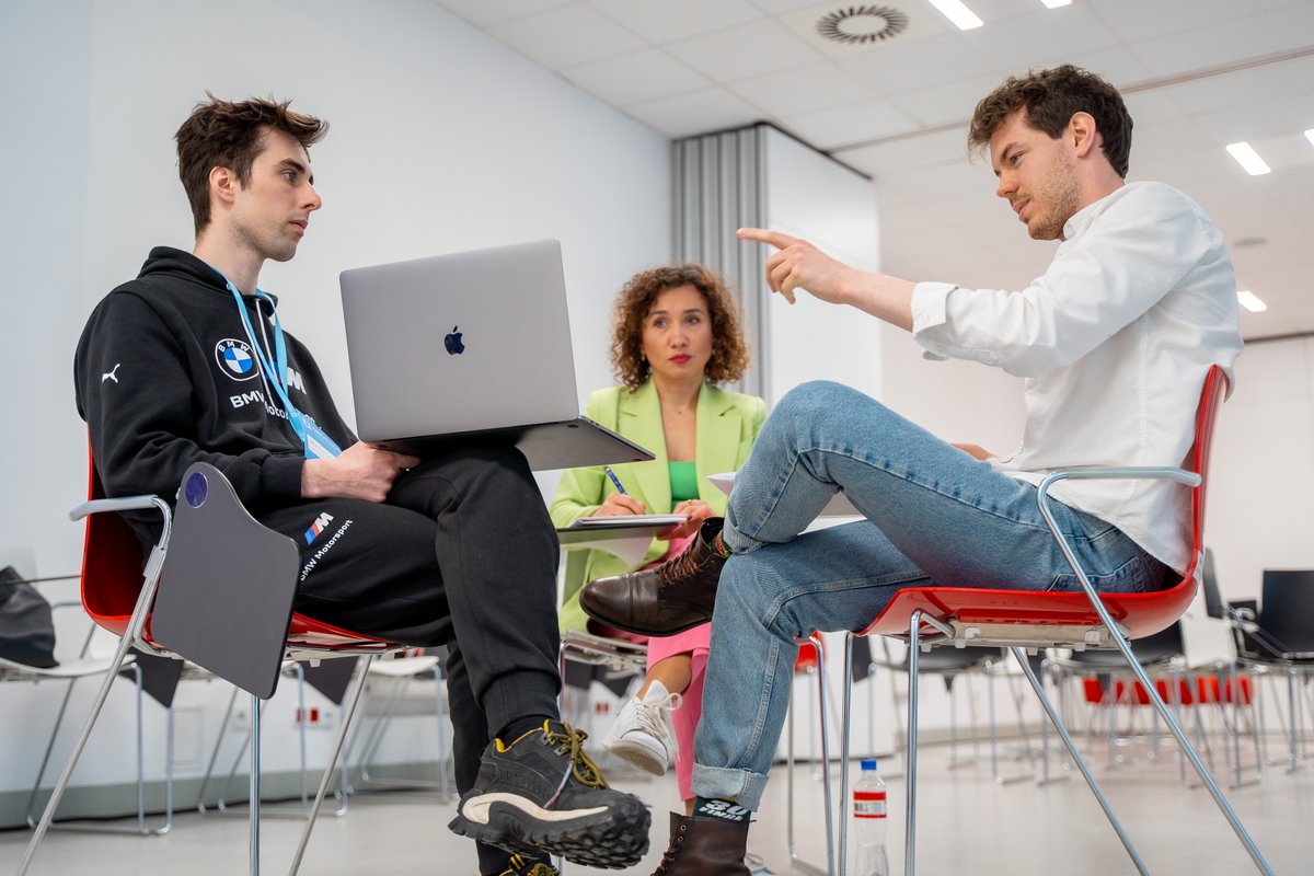 hackathongovpl's tweet photo. Przeżyjmy to jeszcze raz! Łapcie parę zdjęć z naszego weekendowego maratonu programowania.                                                          #hackathon #datathon #otwartedane #danegovpl https://t.co/9BKMT5HcJ2