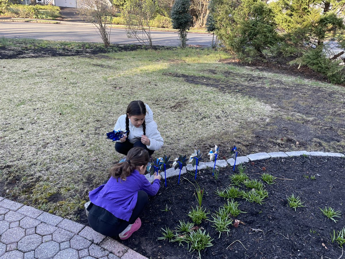 MelodyBalcet's tweet photo. Thinking about a very special girl who should be celebrating her 8th birthday today. Speak up if you see child abuse! ❤️ #Pinwheels4Kyra #KyrasLaw https://t.co/0DhF6X4UTQ