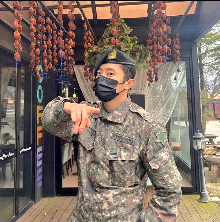 HiddenMyday's tweet photo. #Jseph in his military uniform
#kard #WelcomeBackJseph #jsephWelcome https://t.co/NXFxB5Ym6J