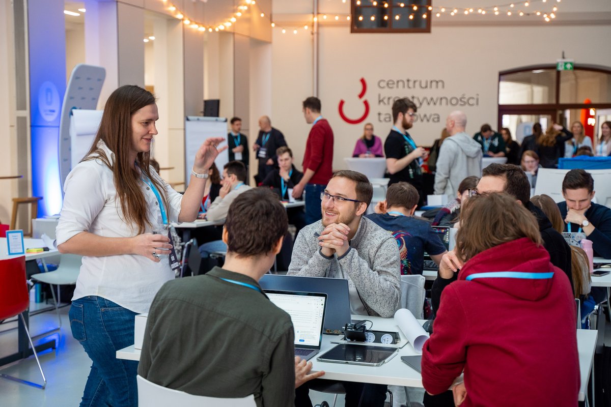 hackathongovpl's tweet photo. Przeżyjmy to jeszcze raz! Łapcie parę zdjęć z naszego weekendowego maratonu programowania.                                                          #hackathon #datathon #otwartedane #danegovpl https://t.co/9BKMT5HcJ2