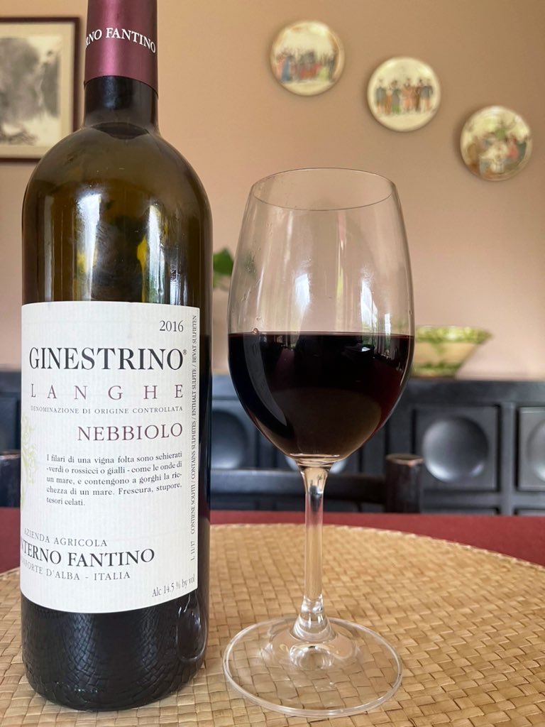 joukesp's tweet photo. #MondayLunch #SimpleLunch #LambCut #Endives #Potatoes #Nebbiolo
Don’t know about you, but Htje & me like it simple.
Endives, boiled potatoes & lamb cut (yes, stuffed with garlic & sprinkled with herbs) make a great lunch.
Marvelous ‘16 Nebbiolo by #ConternoFantino.Am I too early? https://t.co/J8oBdRYjmE