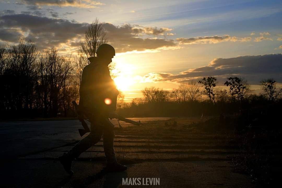 besstrasnij1's tweet photo. After a long search for photojournalist #MaxLevin, who disappeared on March 13, police found his body near the village of #Guta_Mezhyhirska in #Kyiv region.
This last #photos he made
#UkraineWar #Stop_russian_agression
#GenocideOfUkrainians #Stop_russia
#PrayForUkraine https://t.co/XGc0XSClH1