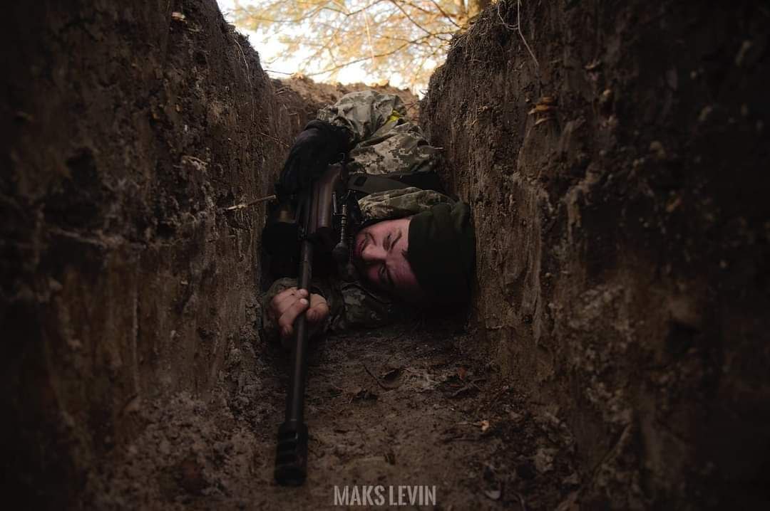 besstrasnij1's tweet photo. After a long search for photojournalist #MaxLevin, who disappeared on March 13, police found his body near the village of #Guta_Mezhyhirska in #Kyiv region.
This last #photos he made
#UkraineWar #Stop_russian_agression
#GenocideOfUkrainians #Stop_russia
#PrayForUkraine https://t.co/XGc0XSClH1