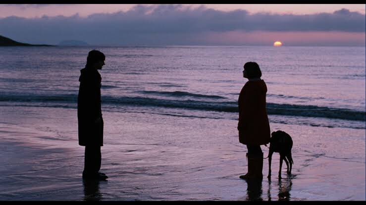 1. Submarine (2010)

Visualnya cakep banget. Beberapa scene pengen aku jadiin konsep prewed kalau bisa. Scene-scenenya wallpaper-able. Ceritanya gemes, tentang anak bocah jatuh cinta. Soundtracknya bagus banget dari Alex Turner.