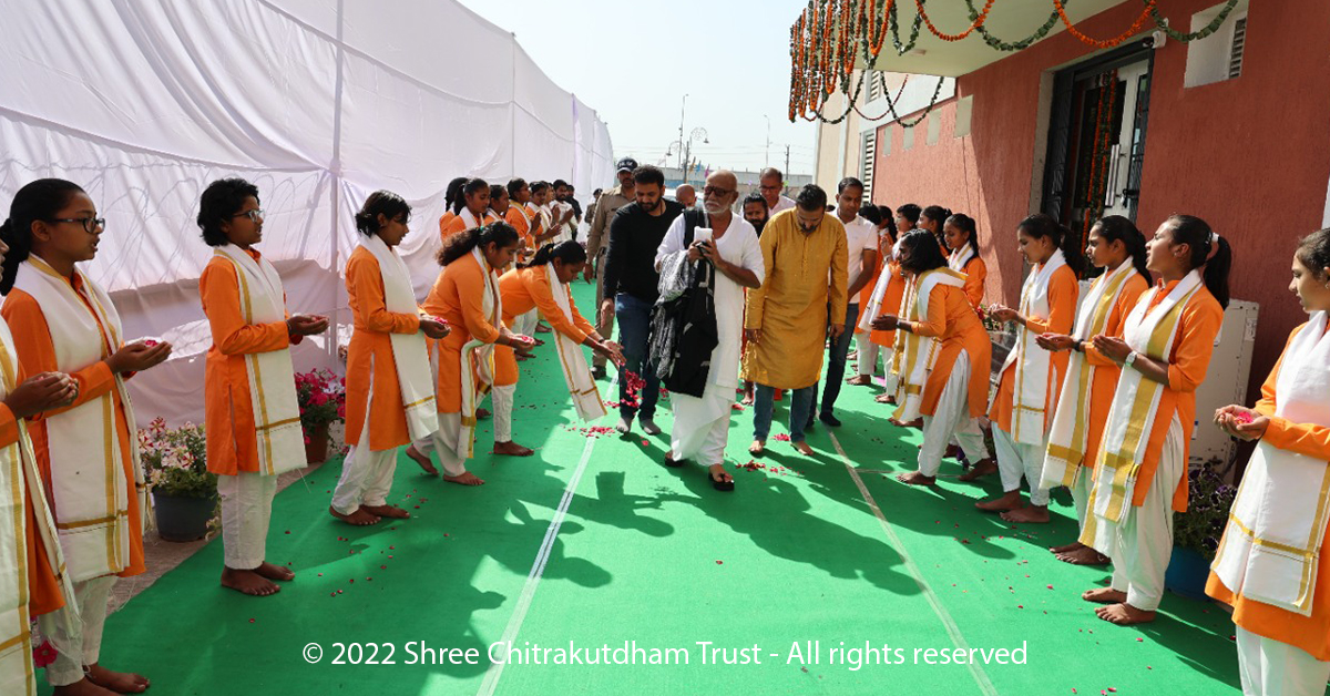 MorariBapu_'s tweet photo. || Manas Gurukul ||

|| मानस गुरुकुल ||

Katha 894: Manas Gurukul - DAY 3
Patanjali University, #Haridwar
02/04/2022 - 10/04/2022 

© 2022 Shree Chitrakutdham Trust - All rights reserved

#MorariBapu #truth #love #compassion #ChitrakutdhamTalgajarda #Patanjali_Yogpeeth #ramkatha https://t.co/P6hzmwCMQA