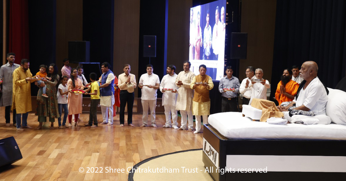 MorariBapu_'s tweet photo. || Manas Gurukul ||

|| मानस गुरुकुल ||

Katha 894: Manas Gurukul - DAY 3
Patanjali University, #Haridwar
02/04/2022 - 10/04/2022 

© 2022 Shree Chitrakutdham Trust - All rights reserved

#MorariBapu #truth #love #compassion #ChitrakutdhamTalgajarda #Patanjali_Yogpeeth #ramkatha https://t.co/MslNKkLovE