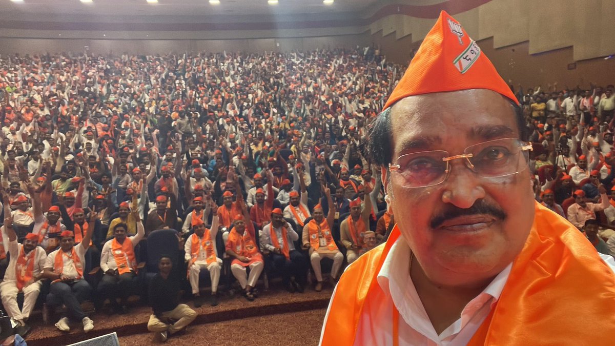nareshcha1234's tweet photo. @CRPaatil સોશિયલ મિડીયા અને IT સમિટ-2022માં લીધેલી સેલ્ફી….

દરેક કાર્યકર્તાશ્રીઓએ સોશિયલ મિડીયાનાં ઉપયોગ થકી પાર્ટીનાં કાર્યો, કેન્દ્ર અને રાજ્ય સરકારની યોજનાઓ સાથે જન-જન સુધી પહોંચવું જરૂરી છે. 
Thank all of you Amari bethak bahu santi puravak  karykram yojayo Jay ho BJP https://t.co/YXDt8flS33