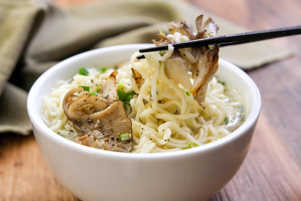 あの袋麺には焼いた舞茸が合う？！とっても美味しそうな、「サッポロ一番塩らーめん」のアレンジレシピ！