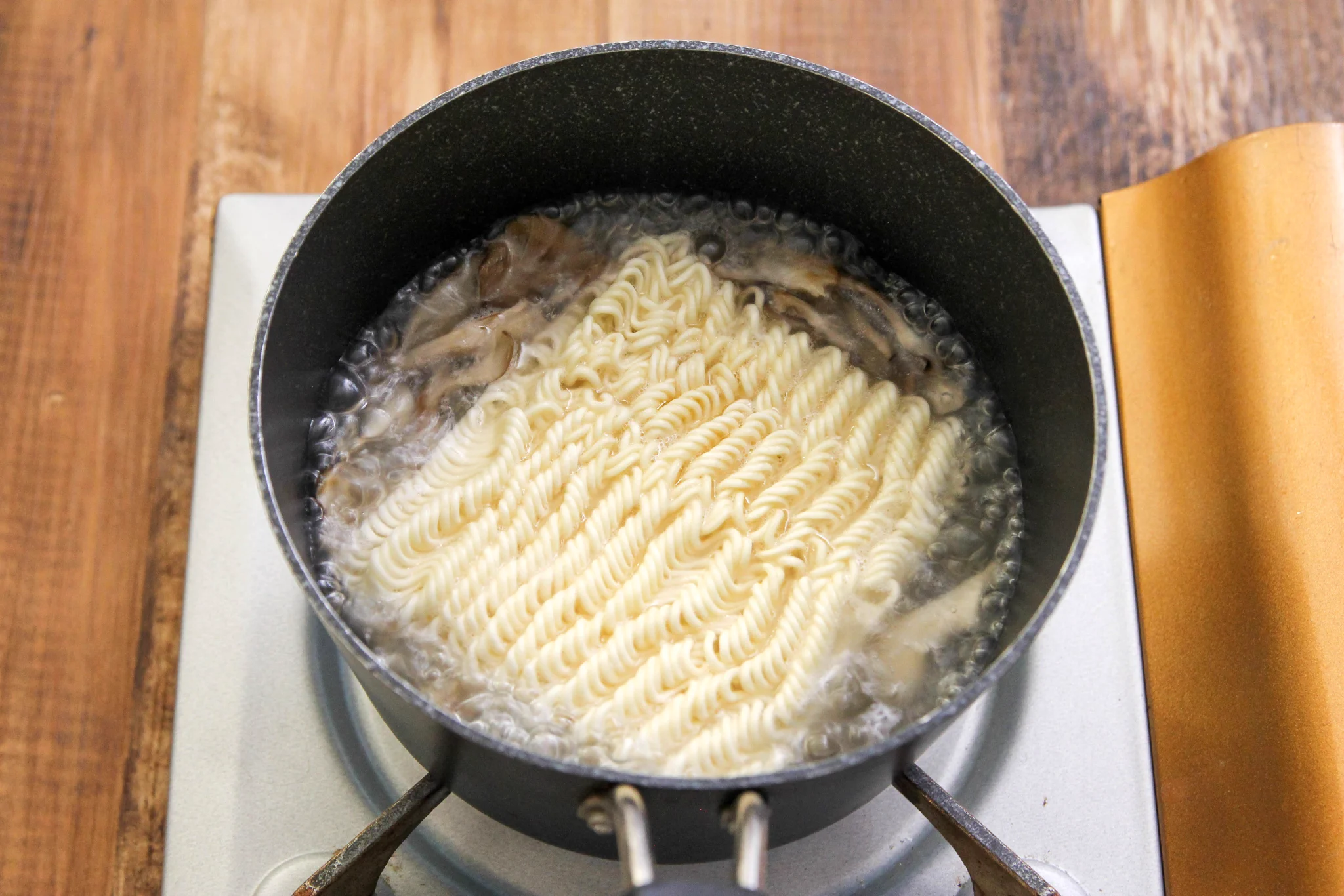 あの袋麺には焼いた舞茸が合う？！とっても美味しそうな、「サッポロ一番塩らーめん」のアレンジレシピ！