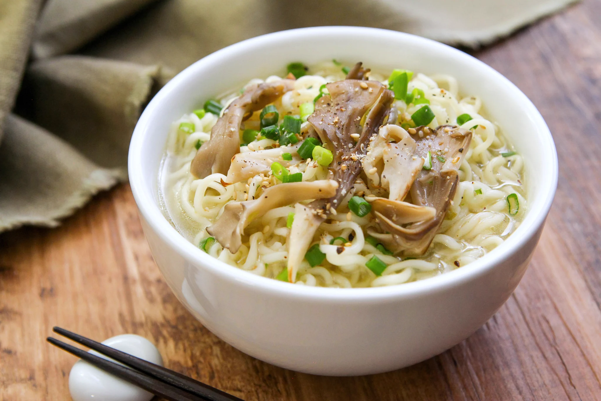 あの袋麺には焼いた舞茸が合う？！とっても美味しそうな、「サッポロ一番塩らーめん」のアレンジレシピ！