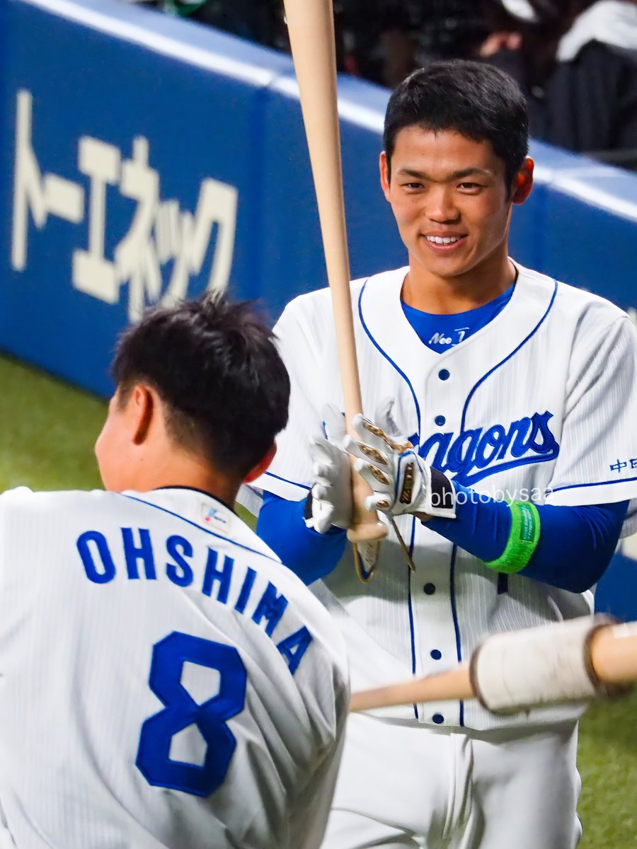 17saayaas18's tweet photo. 大島さんと話してはにかんでる根尾くん可愛すぎるからみんな見て!!!!!!!!!!!!
いいね!リツイートして!←
#ドラゴンズ
#中日ドラゴンズ
#根尾昂
#drapic7 https://t.co/lJaAmmskQk