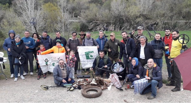 Aj_Sabadell's tweet photo. #NOTÍCIA ➡️L’Associació de detectoristes de Catalunya recull 80 kg de residus en una jornada de neteja al riu Ripoll
📌 Més informació: https://t.co/R2sy9A1Uhy
#Sabadell #Rumbalfutur #Sabadellenmarxa #Sostenibilitat #Residus #Ripoll #LetsCleanEurope https://t.co/GwC4MVuAzu