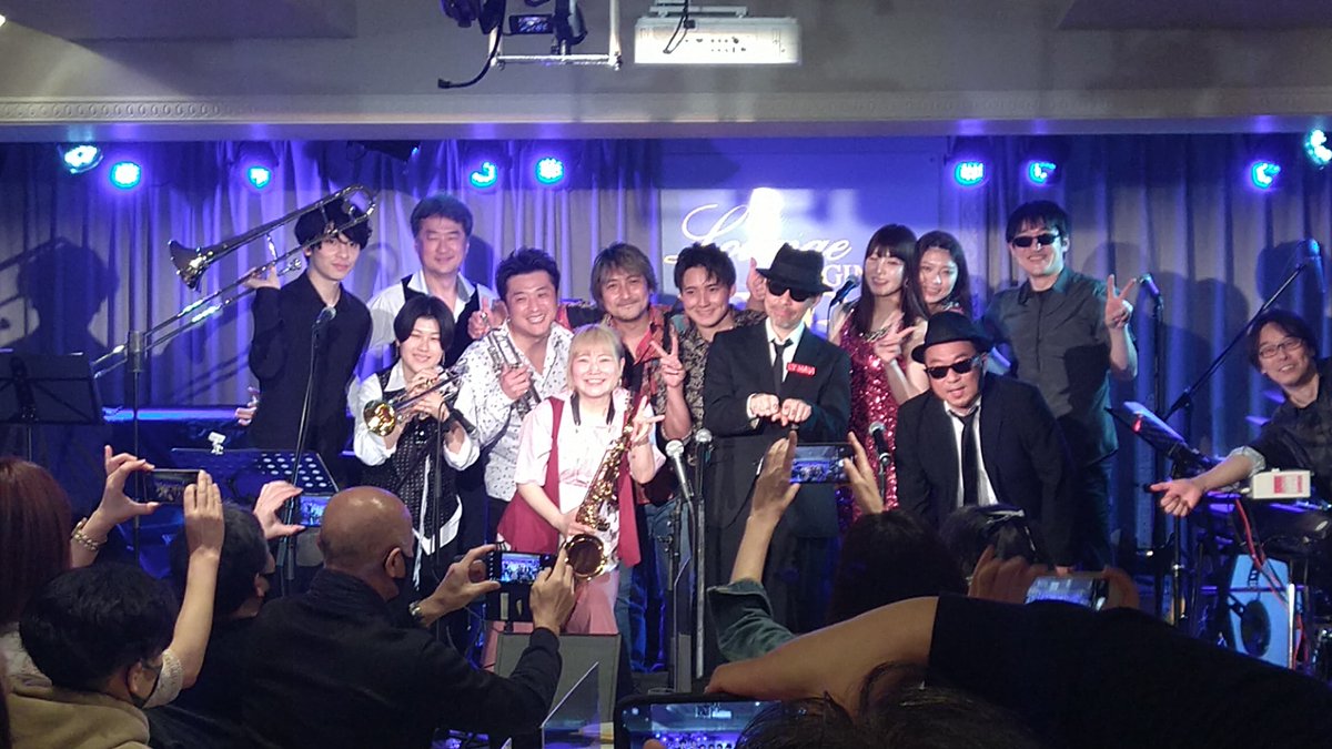 tomiyamawataru's tweet photo. BBBCB銀座LoungeZero終了~2年半ぶりの有観客ライヴでどんな感じになるかドキドキしたけど多くのお客様にノッて踊ってもらって楽しく演奏できた!やっぱり目の前にいるお客様に向かって音を出すのが一番気持ちいい🎺♫
ありがとうございました!!
#BBBCB #BluesBrothers #ブルースブラザーズ https://t.co/OpnsYYSRx2