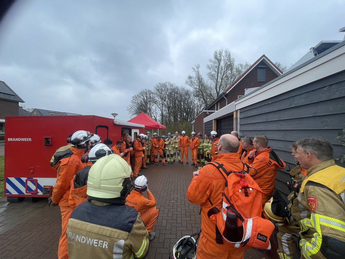 Ter ondersteuning van <a href="/BrandweerTwente/">Brandweer Twente</a> zijn wij met <a href="/STH_Midden/">STH team Midden</a> vandaag ingezet, daarbij hebben wij 1 persoon bevrijd. Zojuist hebben wij de inzet nabesproken en keren weer terug naar de post.