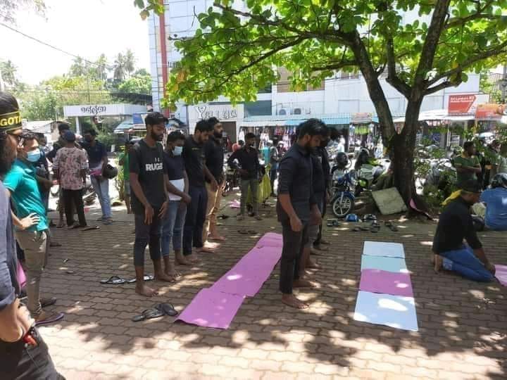 Welikumbura's tweet image. #GoHomeGota brought our community together. This is Other protesters stand in guard till Muslim protesters doing their salah.

UNITE WE STAND. UNITE WE SEND GOTA HOME.

#lka #SriLanka #GoHomeRajapaksas #ProtestLK #ProtestUnited #NationalUnity