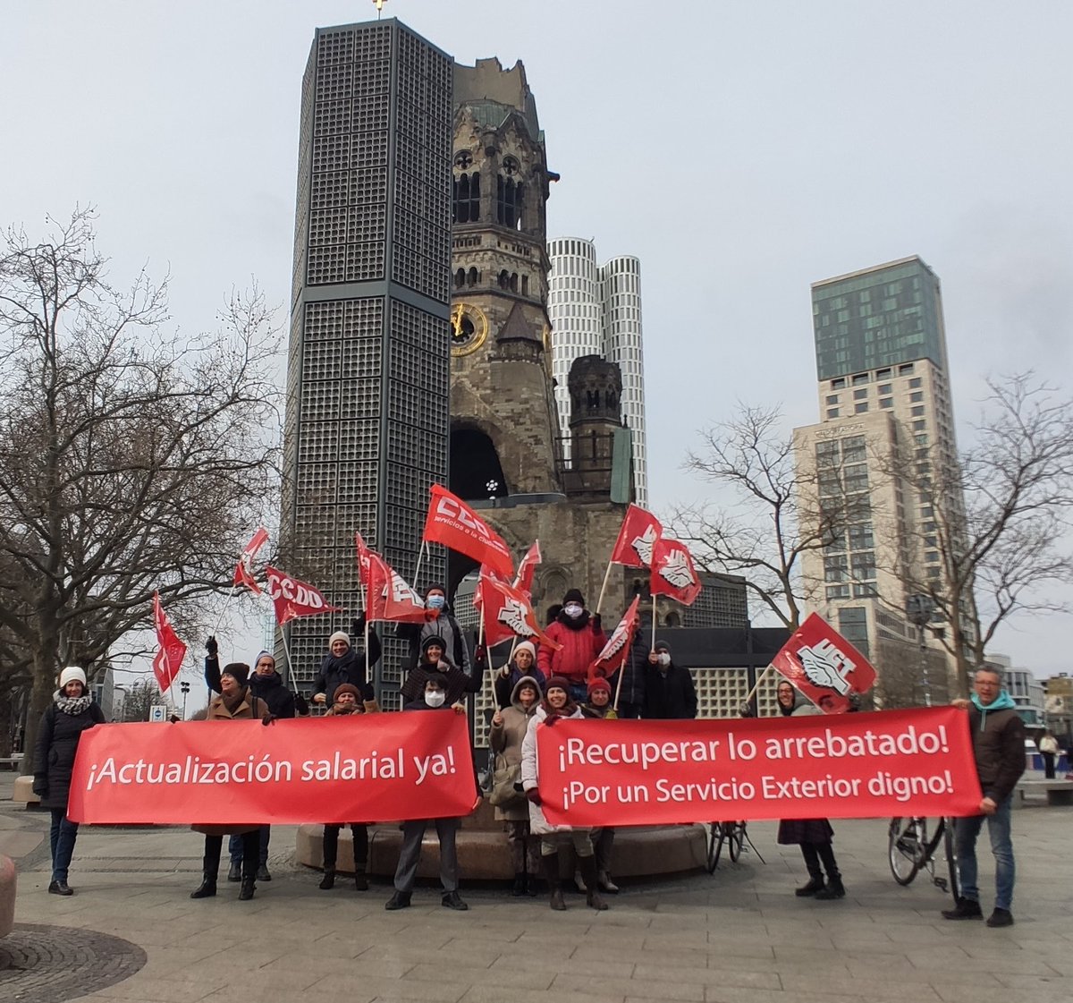ancalvo's tweet photo. ¡Actualización salarial ya! - 3er día de #huelgasPLEX del personal laboral de la @EmbEspAlemania y concentración delante de la Iglesia Memorial del Káiser Guillermo. @UgtExterior @Comisionesext @TheObjective_es @FSCdeCCOO @EmbSpainUK https://t.co/UjTyY30QtQ