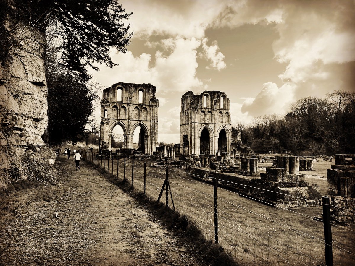 ChristinaEKing's tweet photo. Charming (and hilly!) 10km trail race hosted by @igunrunning. Cobbles, stiles, waterfalls, lakes, fields - and the stunning #RocheAbbey - it had it all - fantastic! ๐ #WRTribe https://t.co/ML8wvo37q8