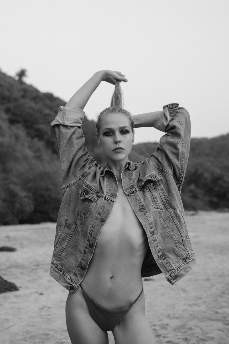 Pornsoup's tweet photo. Gm!☕️ 
Wish you all a great day and of course, absolutely good week full of creation and more art 🤗🖤
#NFTCommunity #nftphotography https://t.co/7yokI64db3