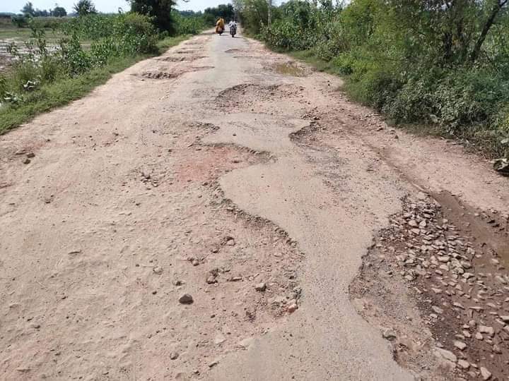 Prashant809036's tweet photo. #up76 
#Farrukhabad 
10 वर्षों से सांसद और विधायकों द्वारा बनाएगी फर्रुखाबाद में गड्ढा युक्त सड़कें जो कि उत्तर प्रदेश में किसी अजूबे से कम नहीं है
जय हो @myogiadityanath @mukeshrajput_mp  @SunilDuttDwived @nitin_gadkari https://t.co/IbHJky7feK