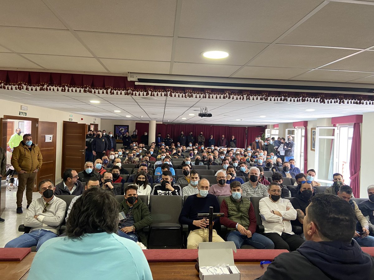 Hdt_RocioMlg's tweet photo. ⚜️Ayer, tuvo lugar el último ensayo de los Hombres de Trono de la Virgen del Rocío, así como la recogida de puesto en la Casa Hermandad, ante un inminente Martes Santo.

📣Agradecemos la asistencia a cada uno de ellos.

#CofradíasMLG #NoviadeMálaga #Rocíodelcielo https://t.co/8Z0m7kuvUd