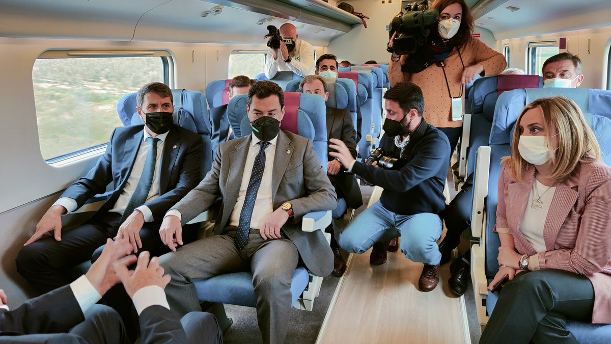 rafatroyano's tweet photo. Viaje inaugural del #AltaVelocidadGranadaMálaga 

Por fin... https://t.co/mTMTYwp3cm