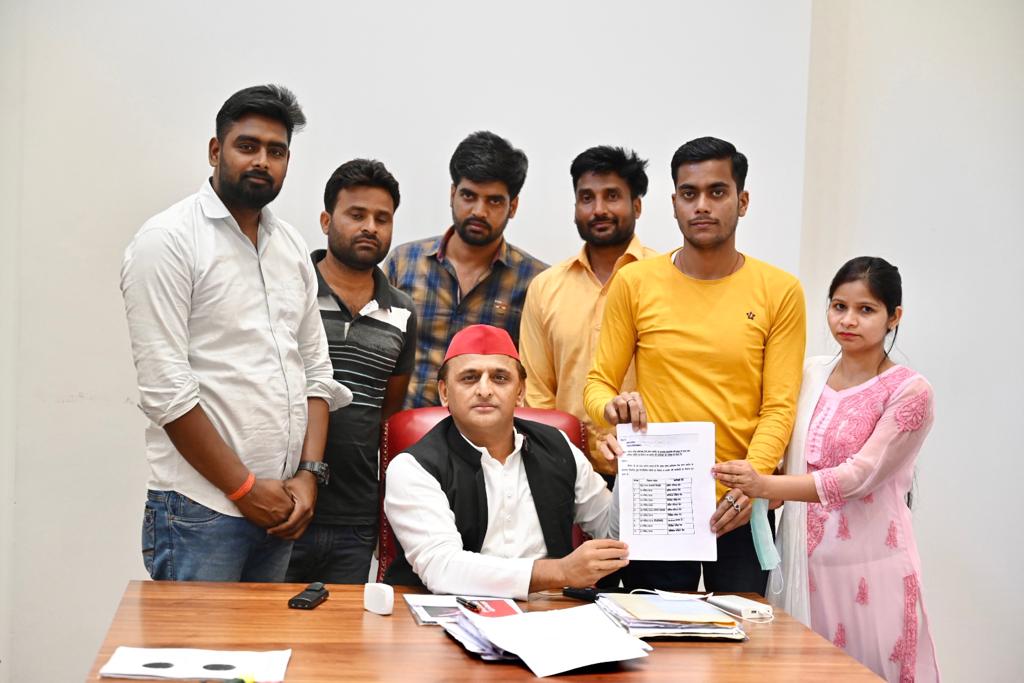 माननीय राष्ट्रीय अध्यक्ष श्री अखिलेश यादव जी से शिक्षित बेरोजगार युवाओं ने की मुलाक़ात। 

100 दिन में 10 हज़ार युवाओं को नौकरी देने की घोषणा महज एक झांसा है।

BJP सरकार पहले 5 लाख कथित नौकरियों का डाटा करे सार्वजनिक।

युवाओं की नौकरी, रोजगार के लिए संघर्ष को कटिबद्ध हैं समाजवादी।