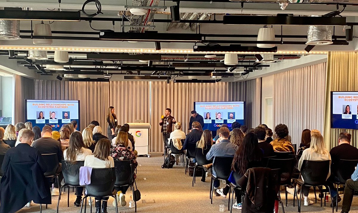 LOVED hanging out with so many people from the <a href="/VCPlatform/">VC Platform</a> Europe community last week 💛 #vcplatform #summit2022 <a href="/keji_osf/">Keji Mustapha</a> <a href="/LouisaMesnard/">Louisa Mesnard</a> <a href="/JessGreenhalgh1/">Jessica Greenhalgh</a>