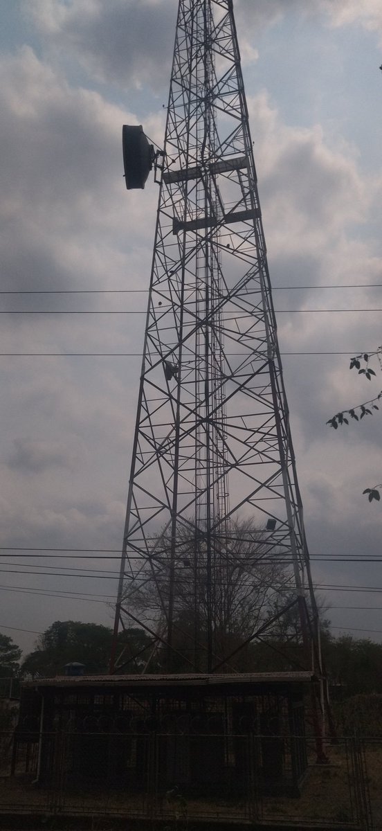 wilanthon's tweet photo. Q lástima, me dicen q está es la antena de repetidoras de señal de telefonía móvil en #BarrioElMilagro  #ElCantón municipio #AndrésEloyBlanco #Barinas #Venezuela pero al parecer están desactivados Creo q por eso no hay señal @MovistarVe menos #Digitel #Qtal?? @NicolasMaduro https://t.co/cJDizwXX8h