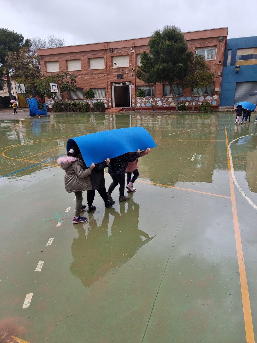 CarlosMeziat's tweet photo. VII SEMANA CULTURAL CEIP EL MIRADOR
Iniciamos nuestra aventura. La lluvia no va a parar a nuestras hormiguitas. Taller de música para empezar. ¿Hay mejor manera de empezar la semana? https://t.co/UZZTeJUYSv