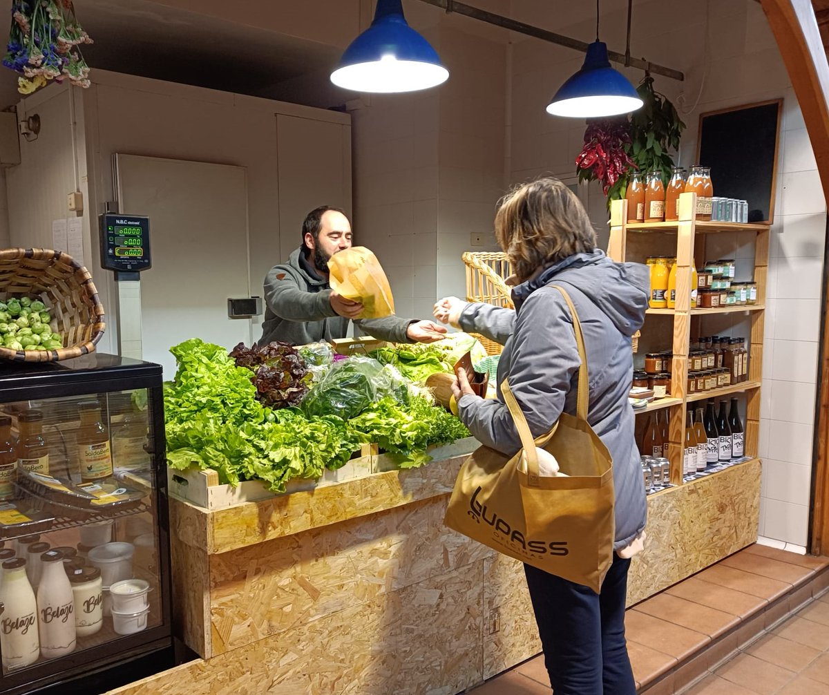 unai_ugarte's tweet photo. 🌱Agricultores y ganaderos de la Asociación #Soloko abren un punto de venta diario en la plaza de abastos de #Durango ☘️

Nuevas iniciativas del sector primario en Durangaldea

🎙️ #LurBizia @radioeuskadi y @radio_vitoria ▶️

https://t.co/hvkB1i8wPH https://t.co/Qc5DAFlJ3E