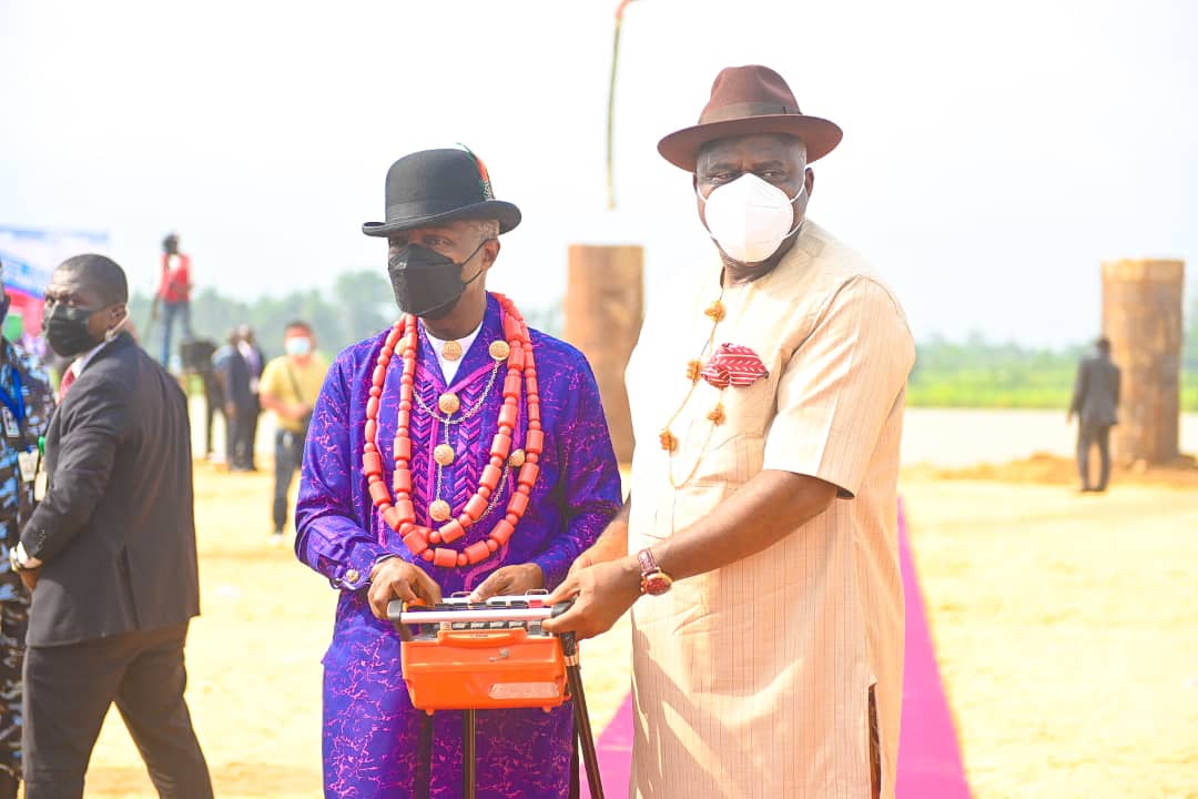 yeripros's tweet photo. The Angiama-Oporoma Bridge was flagged off by Vice President Prof. Yemi Osinbajo.
This road and bridge will open up the enormous economic potentials of the oil rich Southern Ijaw LGA
#DestinationBayelsa https://t.co/moUoIMi49f