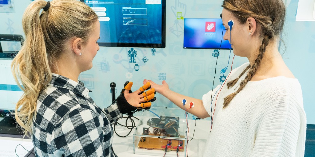 expedition_digi's tweet photo. Was #Biosignale mit #Digitalisierung zu tun haben, könnt ihr in unserer @expedition_digi ausprobieren. Dort bewegt ihr mit Biosignalen eine Exoskeletthand oder spielt Pingpong am Computer und erfahrt nebenbei, welche Möglichkeiten Biosignale für #digitaleTechnologien bieten. https://t.co/45MyCo7JFF