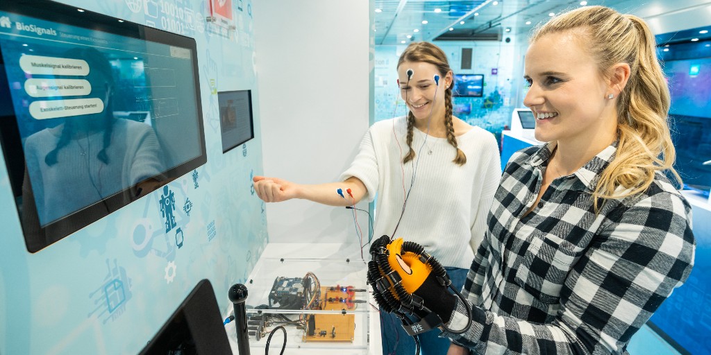 expedition_digi's tweet photo. Was #Biosignale mit #Digitalisierung zu tun haben, könnt ihr in unserer @expedition_digi ausprobieren. Dort bewegt ihr mit Biosignalen eine Exoskeletthand oder spielt Pingpong am Computer und erfahrt nebenbei, welche Möglichkeiten Biosignale für #digitaleTechnologien bieten. https://t.co/45MyCo7JFF
