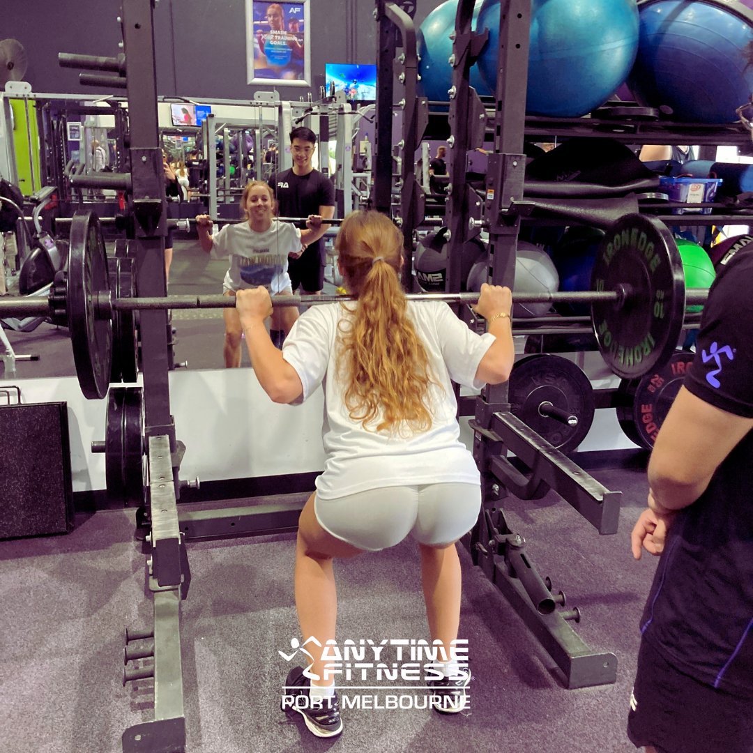 𝑮𝑰𝑹𝑳𝑺 𝑮𝑬𝑻𝑻𝑰𝑵𝑮 𝑰𝑻 𝑫𝑶𝑵𝑬 🔥💪🏼 Shoutout to Freya for killing her squats with PT Toan. Are you struggling with technique or confidence in the gym? Message us today to arrange a complimentry PT session💜