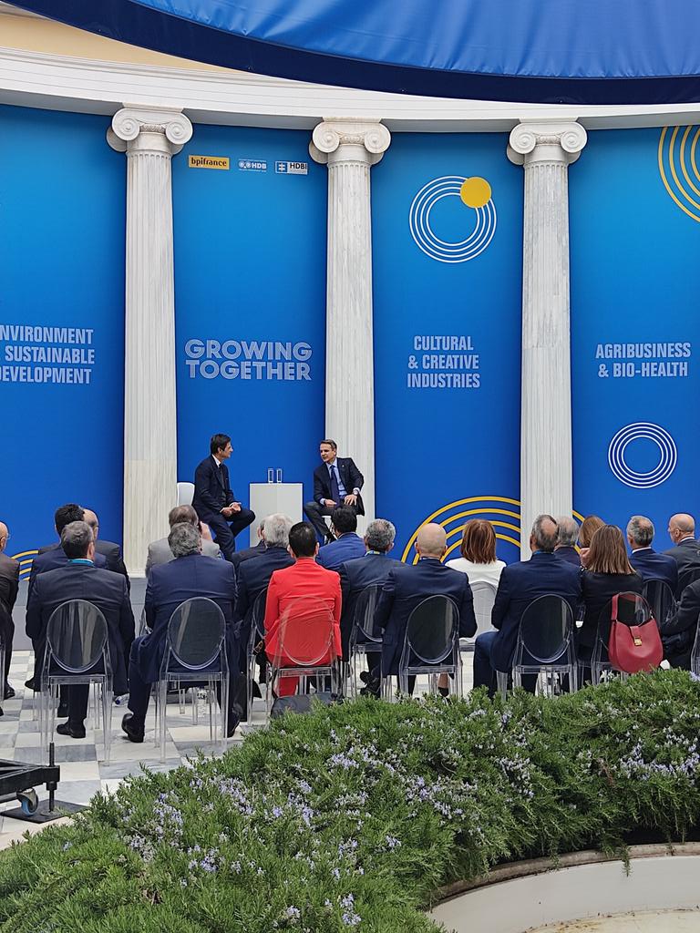 ccifhel's tweet photo. Ο @PrimeministerGR με τον CEO της @Bpifrance συζητώντας για τις ευκαιρίες επενδύσεων στην 🇬🇷 και τη στήριξη των 🇬🇷 startups! 
@HDB_GR #HDBI https://t.co/o3WgcPMoNc