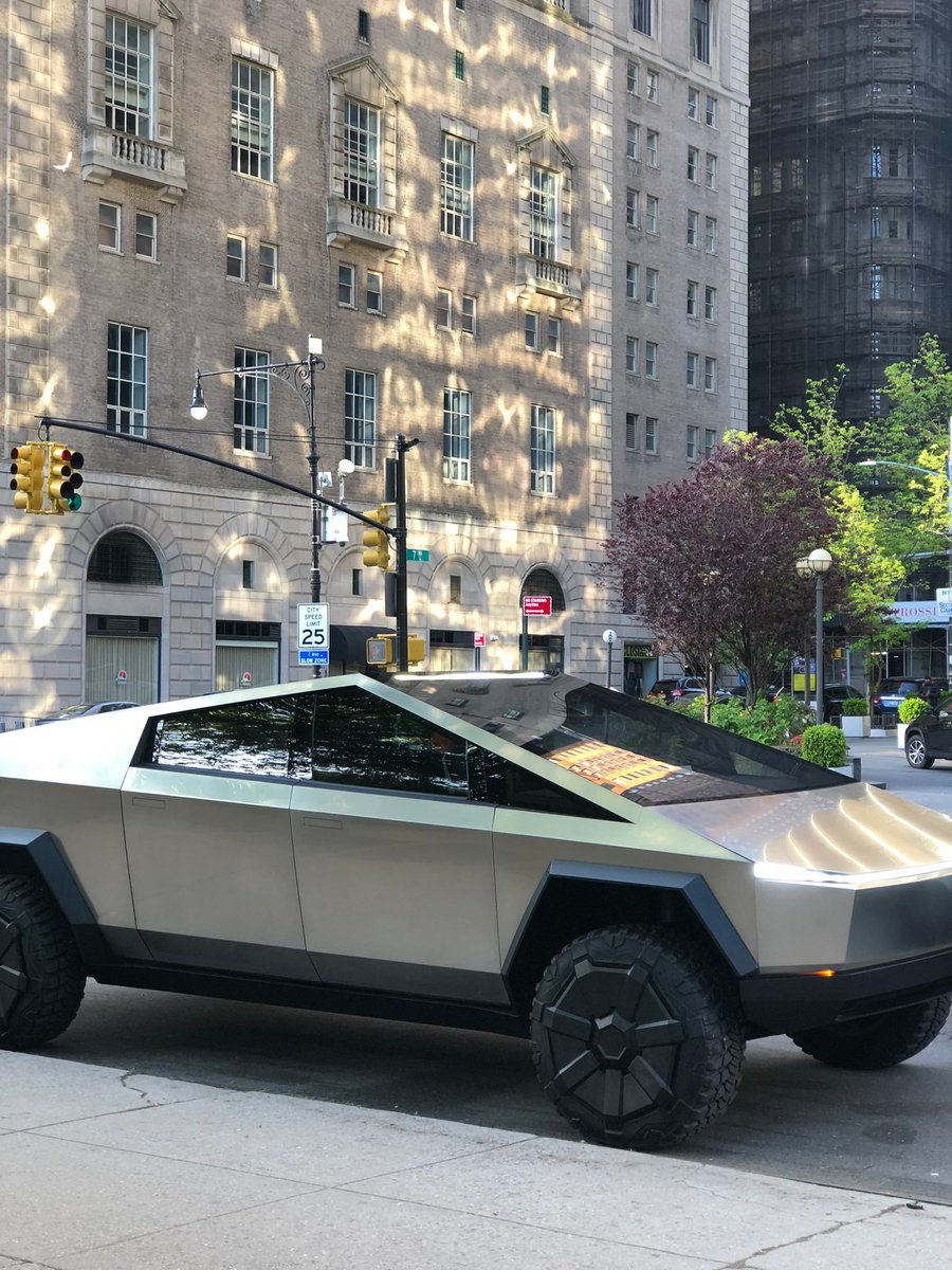 PPathole's tweet photo. Tesla Cybertruck is CGI IRL. @elonmusk https://t.co/sEz7as8yLu