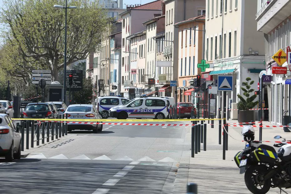 Il y a 2 ans, le 4 avril 2020, un attentat à l’arme blanche perpétré à #Romans-sur-Isère faisait 2 morts (Thierry Nivon et Julien Vinson) et 5 blessés #NeverForget